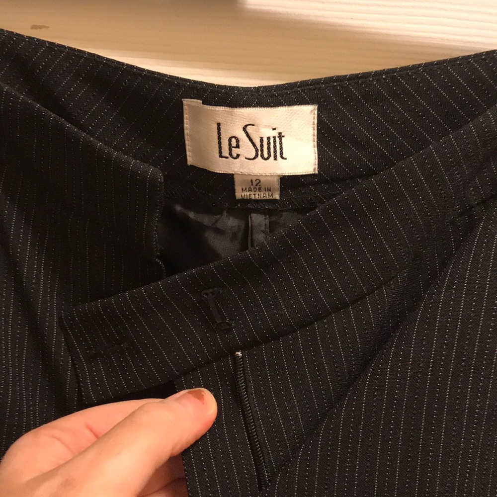 Le suit pinstriped pantsuit size 12 - Picture 6 of 6